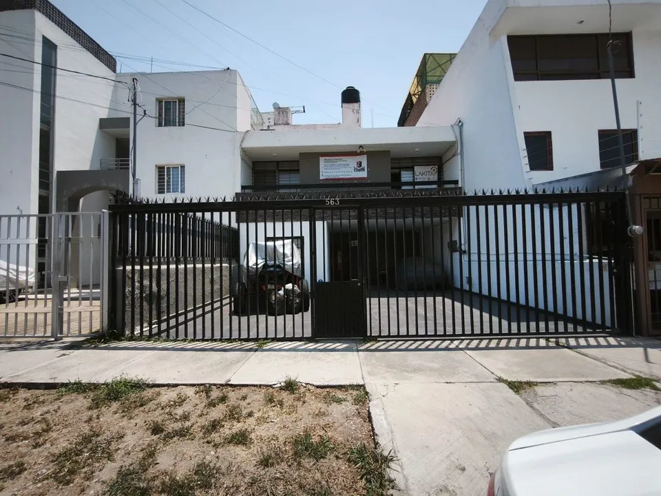 Foto 2 de Casa con uso de suelo mixto en venta — Jardines de los Arcos, Guadalajara
