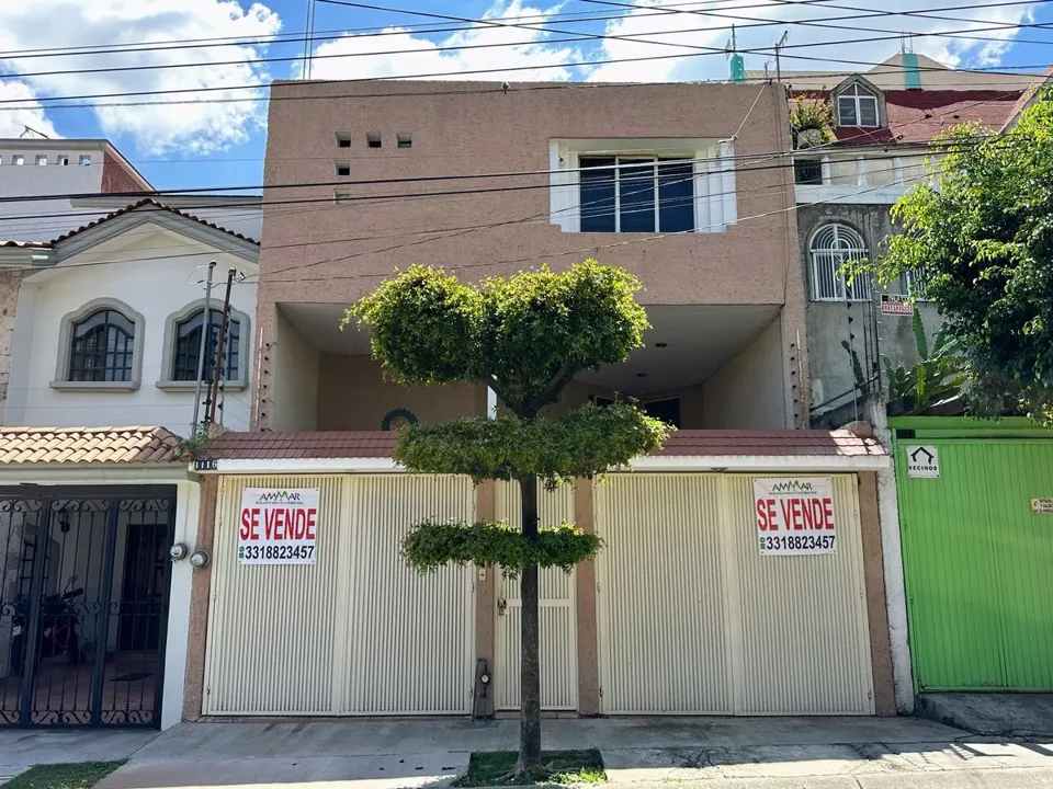 Casa amplia en venta a media cuadra de Av. Patria