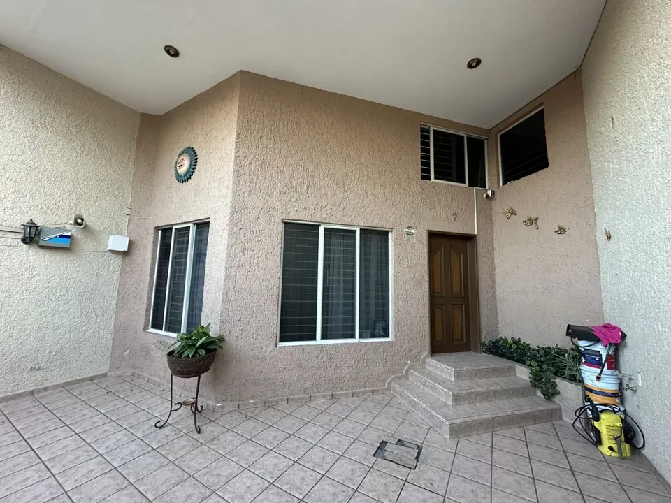 Foto 2 de Casa amplia en venta a media cuadra de Av. Patria