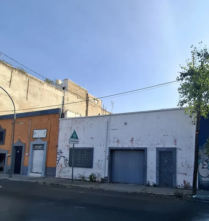 AMPLIA CASA DE UN NIVEL CON USO DE SUELO MIXTO