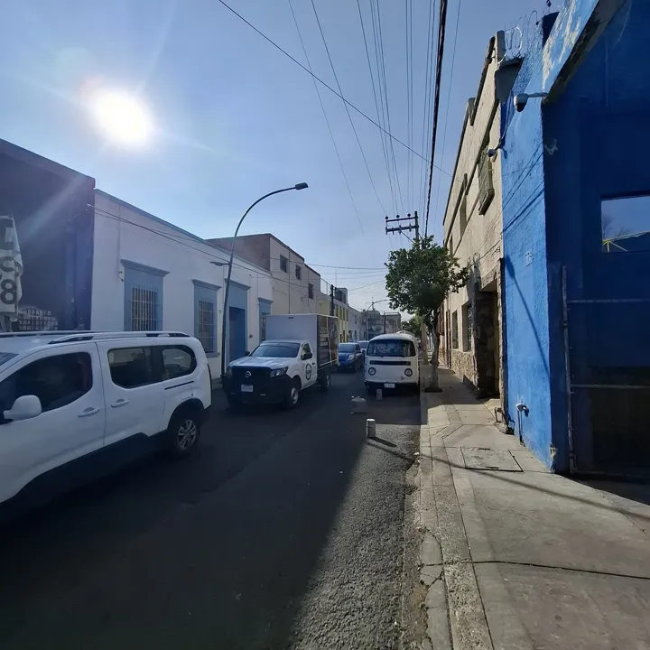 Foto 2 de AMPLIA CASA DE UN NIVEL CON USO DE SUELO MIXTO