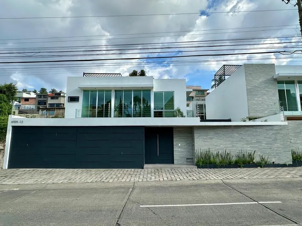 Residencia de lujo en Venta sobre Av. Naciones Unidas, 4 rec.
