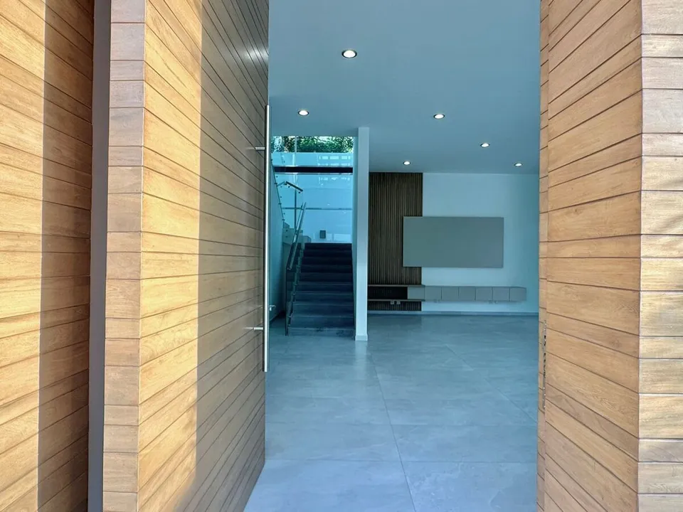 Foto 5 de Residencia de lujo en Venta sobre Av. Naciones Unidas, 4 rec.