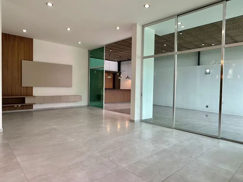Foto 7 de Residencia de lujo en Venta sobre Av. Naciones Unidas, 4 rec.