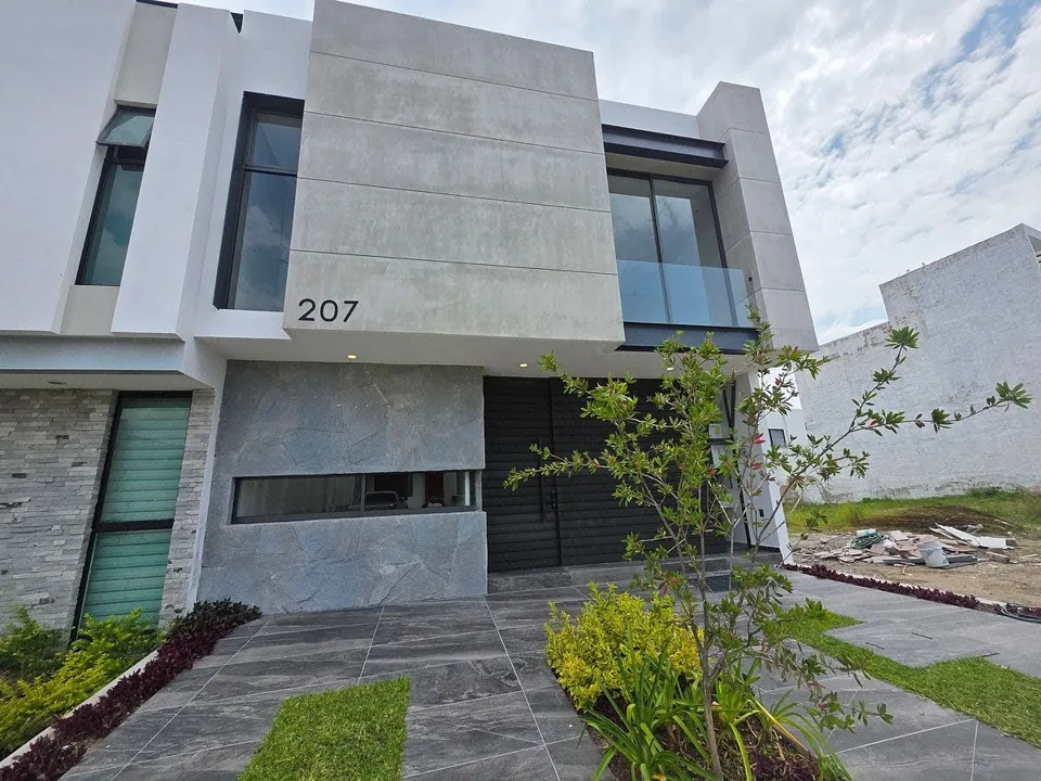 Foto 2 de Casa a Estrenar en Valle Imperial - Hermosos Acabados