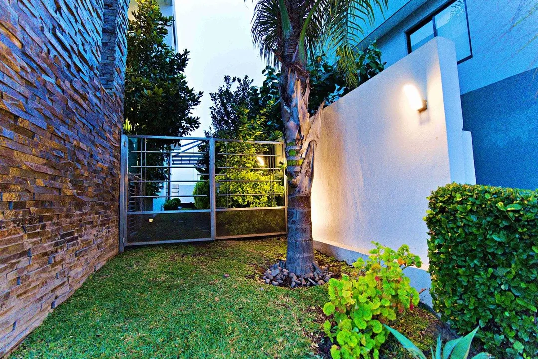 Foto 3 de CASA EN VENTA EN LOS ROBLES CON ALBERCA