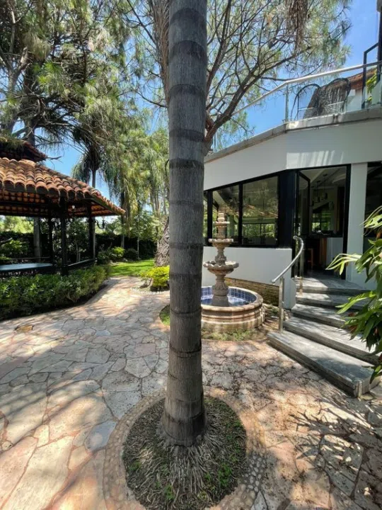 Hermosa residencia puerta hierro