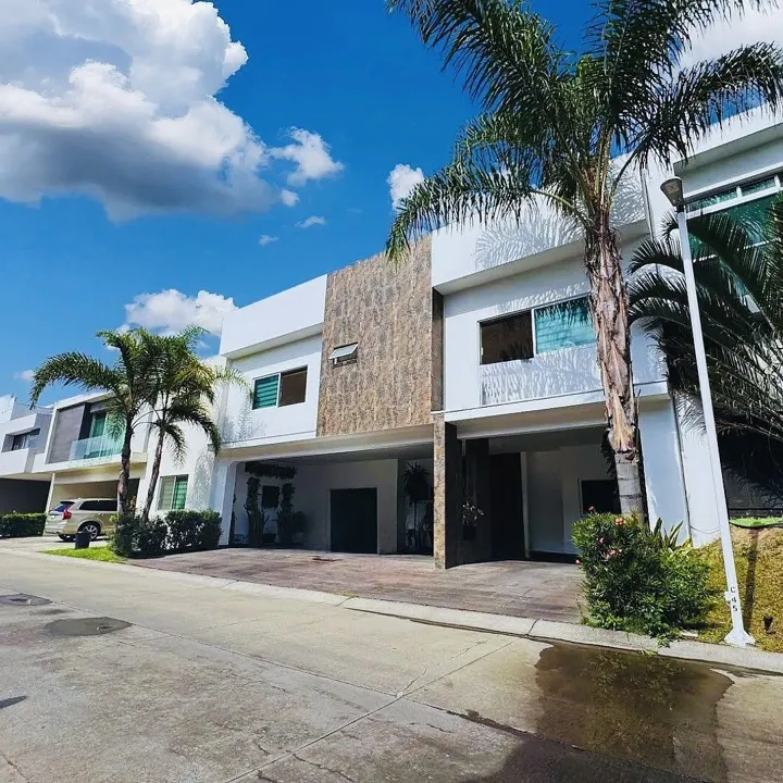 Casa con RECAMARA en PLANTA BAJA en VILLA VERONA (la mejor zona para vivir)