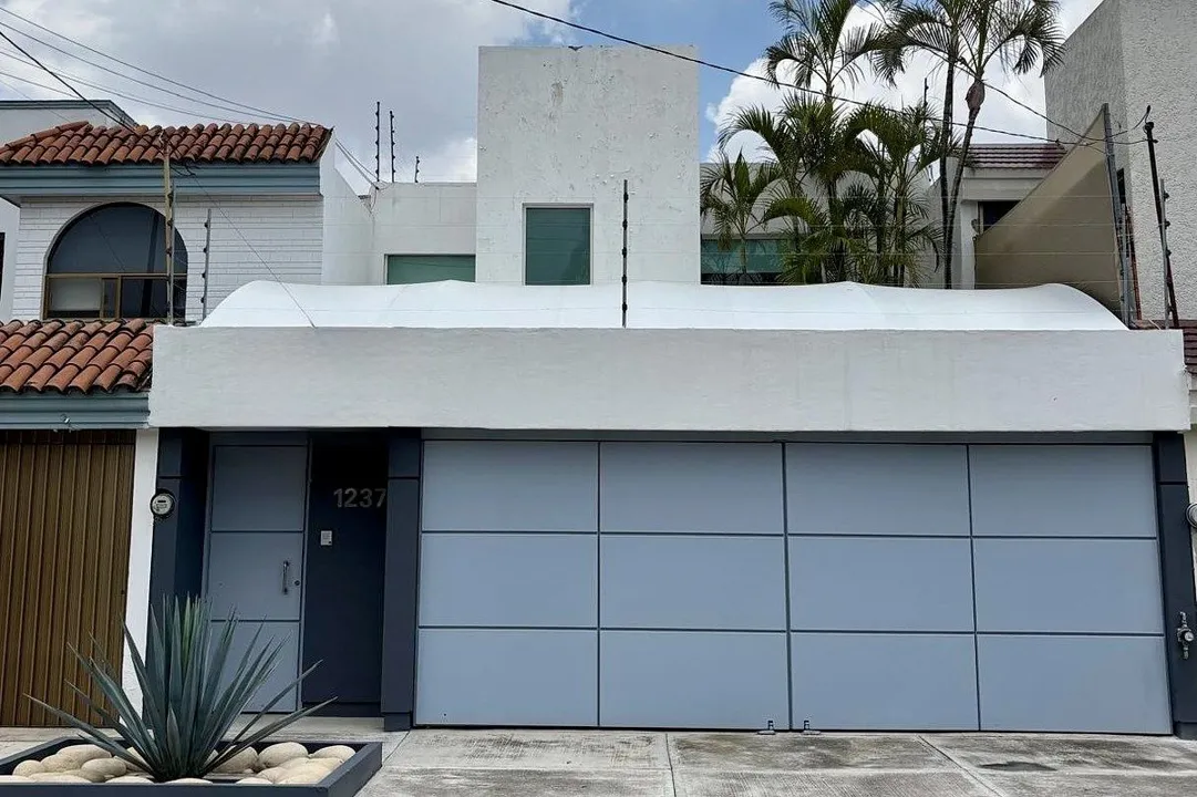 Prados Tepeyac, a 7 minutos de "La Perla", 350 M2 de construcción, 3 recámaras