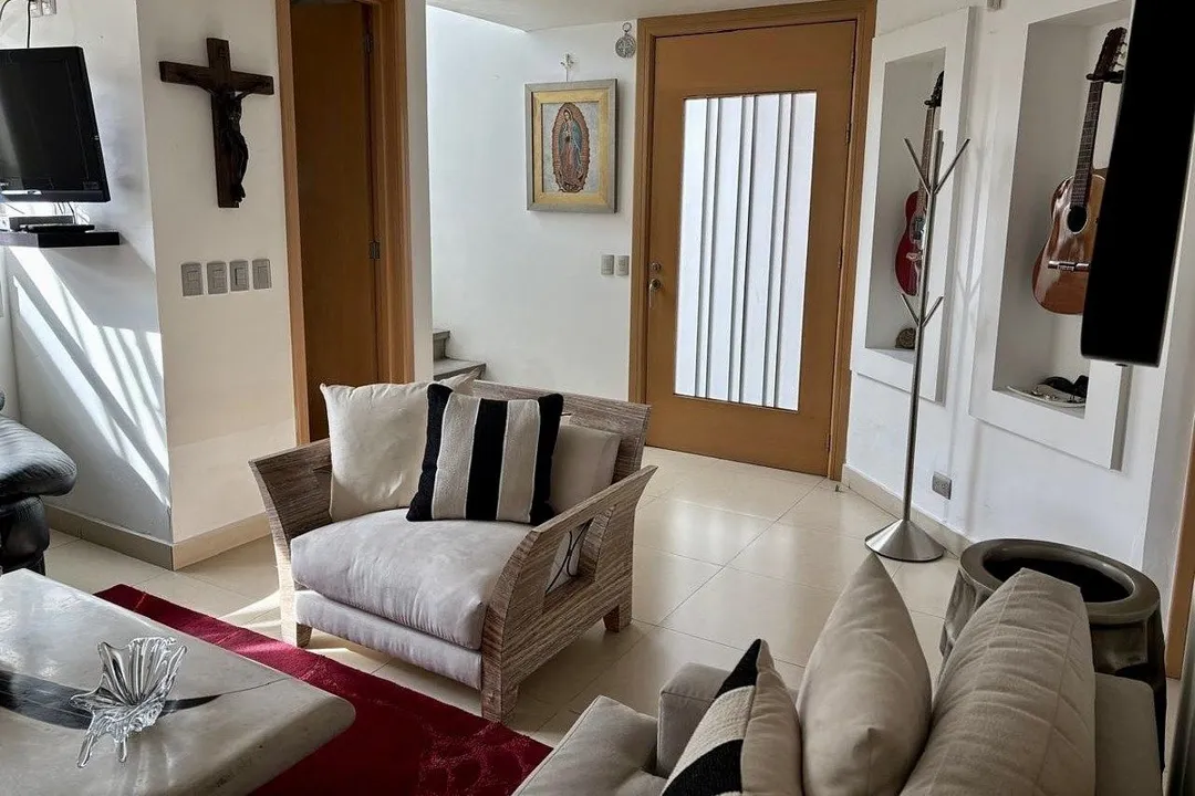 Foto 7 de Prados Tepeyac, a 7 minutos de "La Perla", 350 M2 de construcción, 3 recámaras