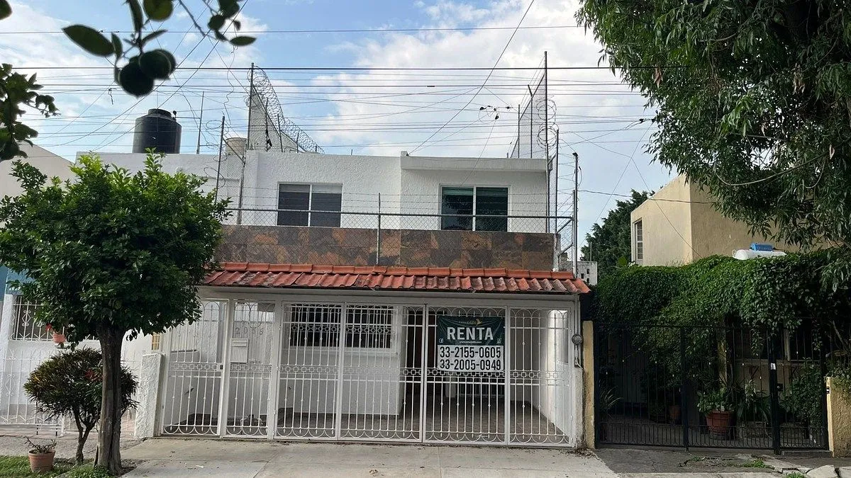 Casa en Renta en Las Águilas, 5 rec., muy cerca de Av. La Calma (Patria)