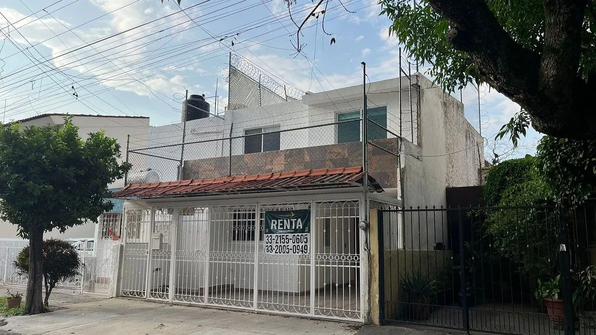 Foto 2 de Casa en Renta en Las Águilas, 5 rec., muy cerca de Av. La Calma (Patria)