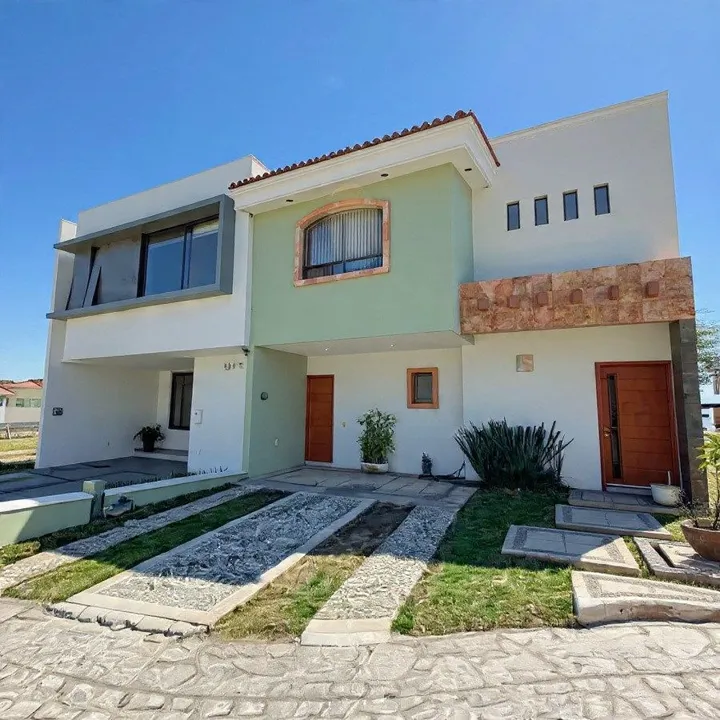 Casa en Venta con Jardín y Recámara Principal con Vestidor y Tina