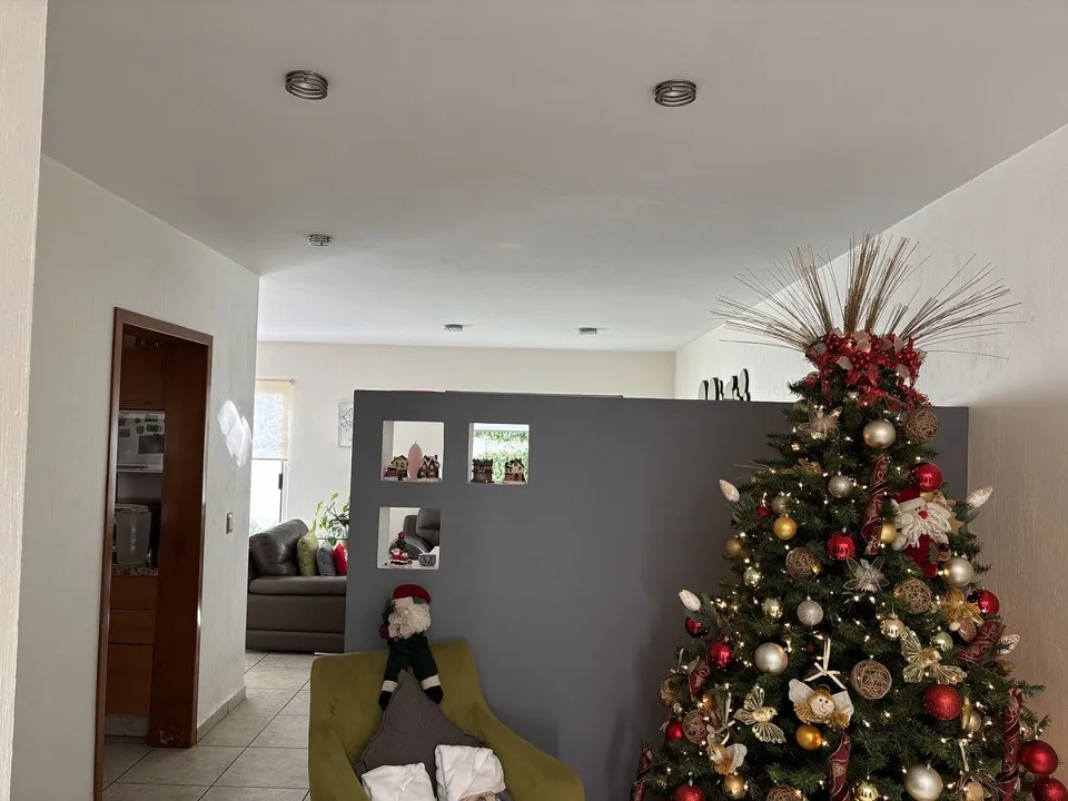 Foto 2 de Casa en Venta con Jardín y Recámara Principal con Vestidor y Tina