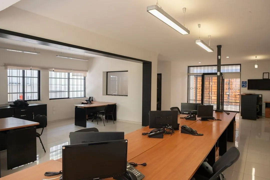 Foto 5 de Oficinas en Venta en Arcos Sur calle Vidrio, privados con baño, cocineta.