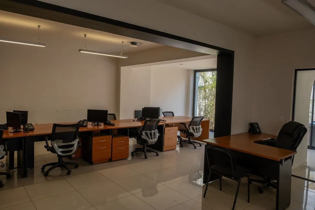 Foto 6 de Oficinas en Venta en Arcos Sur calle Vidrio, privados con baño, cocineta.
