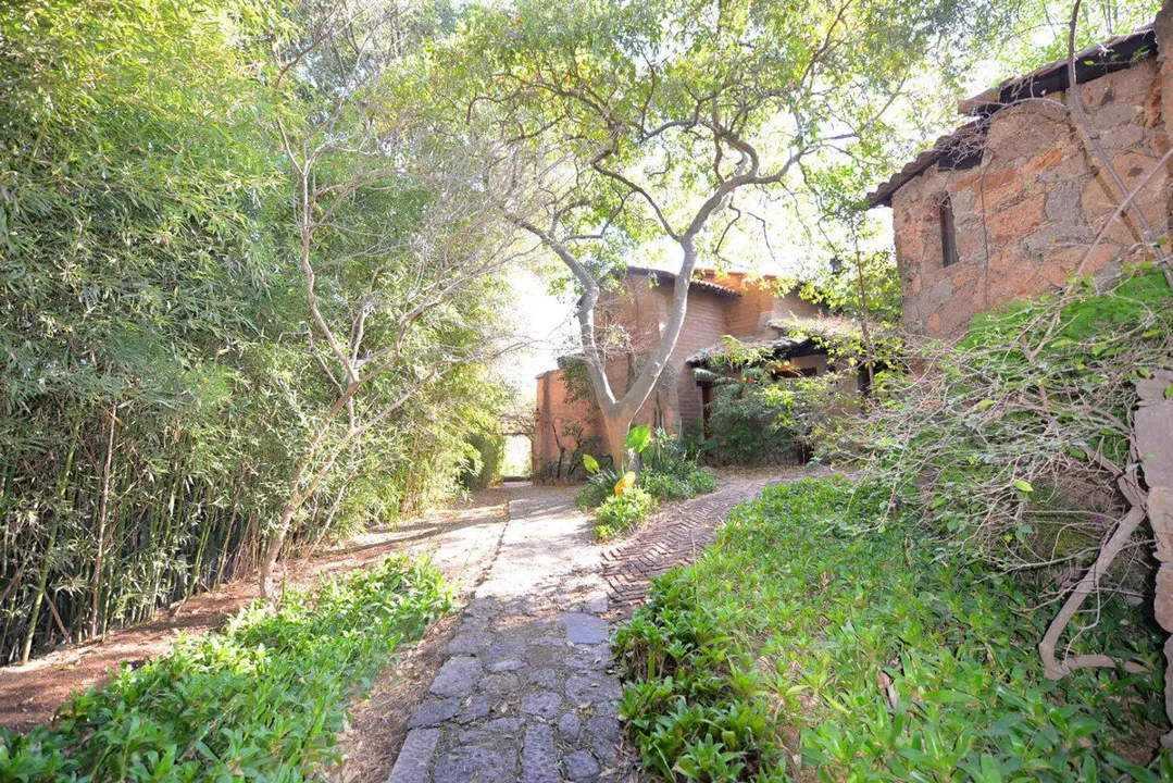 Foto 2 de ¡Casa Única en Venta en el Fraccionamiento Guayabos, Zapopan!