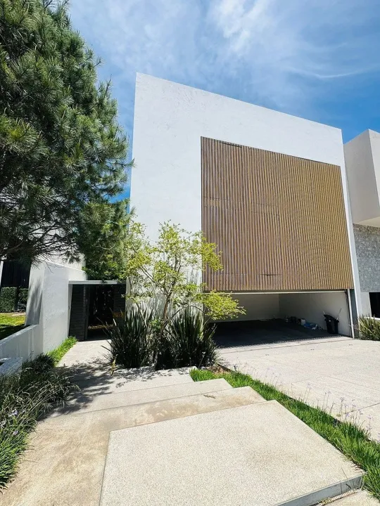 CASA EN VENTA "PUERTA LAS LOMAS" con espectacular fachada discreta! Zapopan
