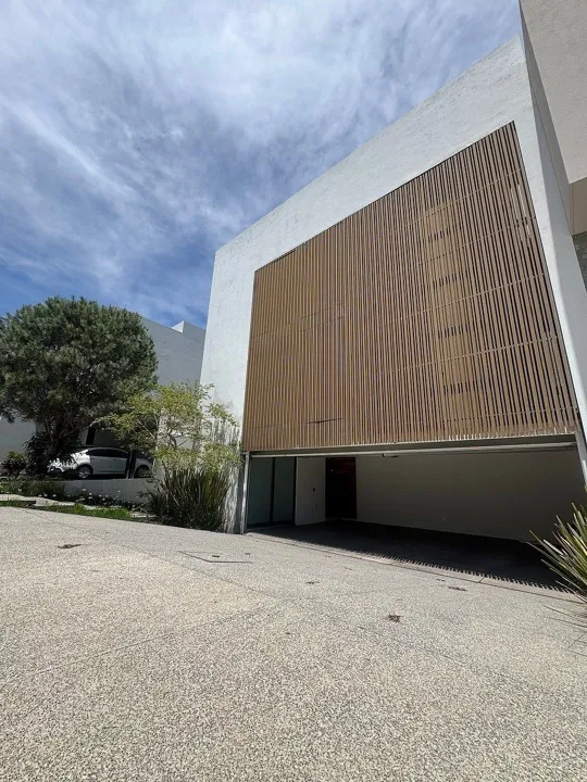 Foto 2 de CASA EN VENTA "PUERTA LAS LOMAS" con espectacular fachada discreta! Zapopan