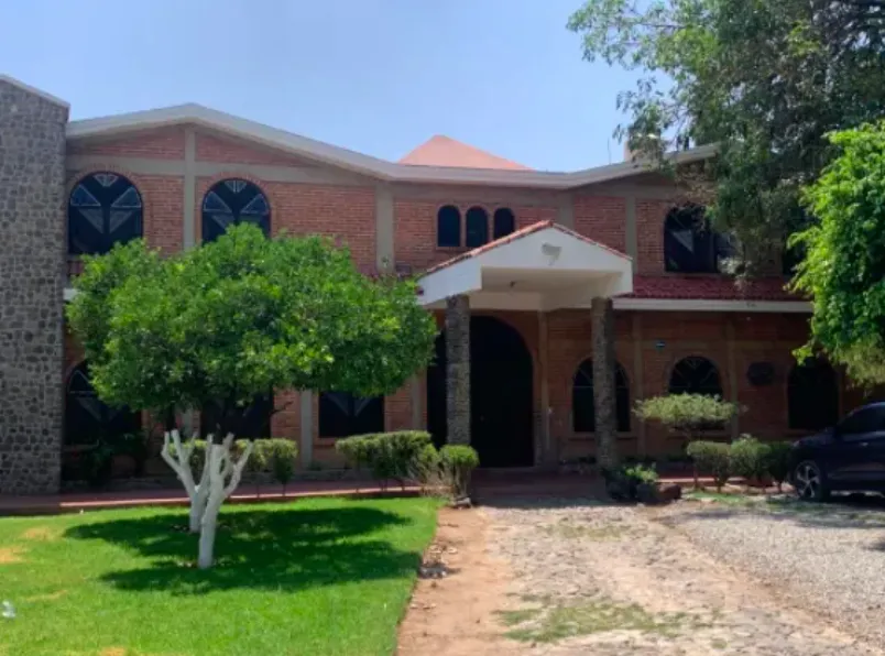 CASA ESTILO COLONIAL CON GRAN TERRENO Y POTENCIAL PARA GIRO INDUSTRIAL (EJIDAL)