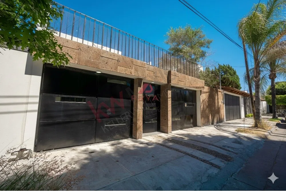 Foto 2 de Casa Remodelada en Venta Vallarta Universidad Zapopan | 3 Recámaras + 2 Estudios