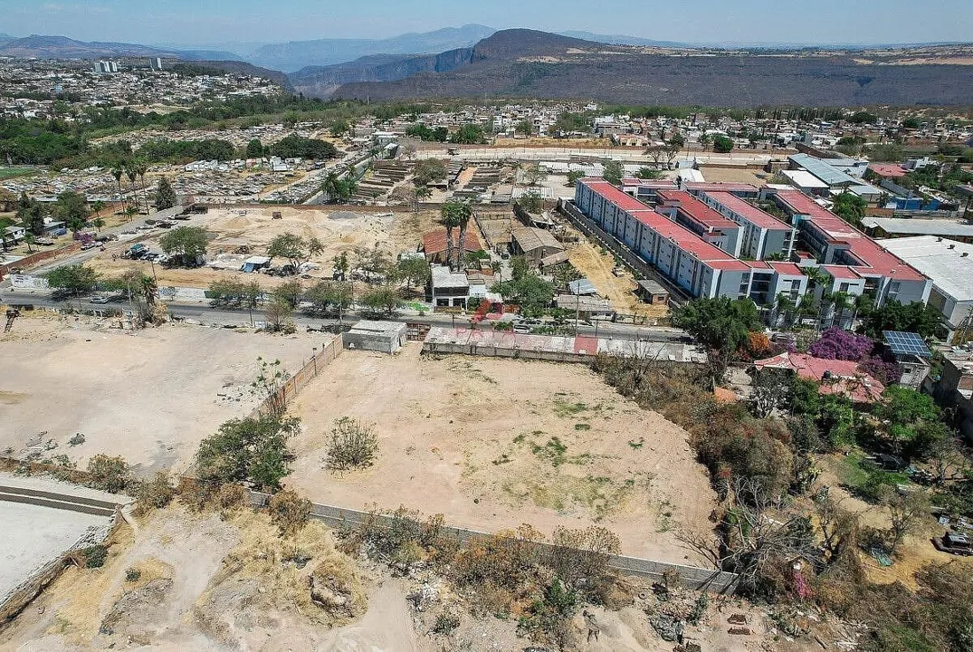 Foto 9 de Terreno en venta en Huentitán Guadalajara 4,030 m² para desarrollo vertical.