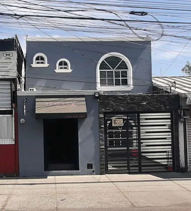 Casa en Venta con Local Comercial en Parques Zapopan