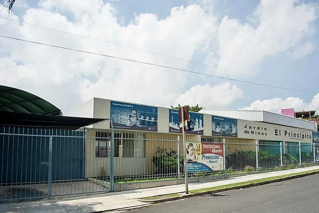 Perfecto centro educativo o desarrollo de vivienda, a 1/2 cuadra de Av. Patria
