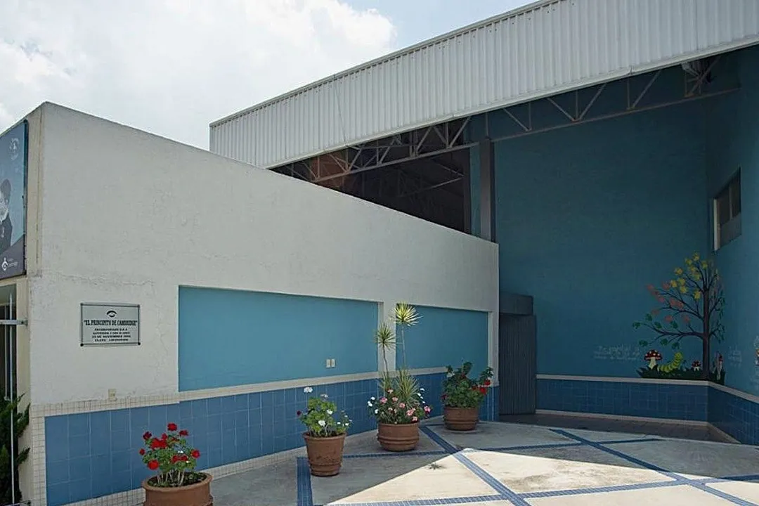 Foto 5 de Perfecto centro educativo o desarrollo de vivienda, a 1/2 cuadra de Av. Patria