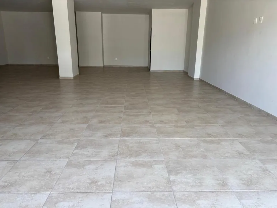 Foto 3 de LOCAL COMERCIAL EN VENTA COMPLETAMENTE NUEVO EN ZONA BUGAMBILIAS