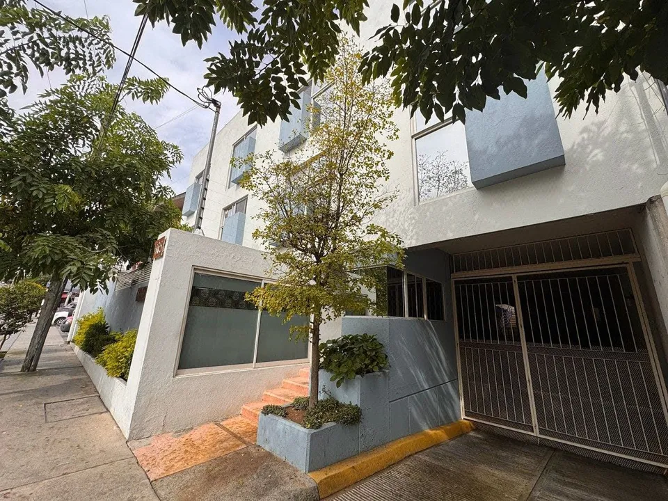 Depa en calle Eva Briseño Torre Tamayo a unas cuadras Av Patria.