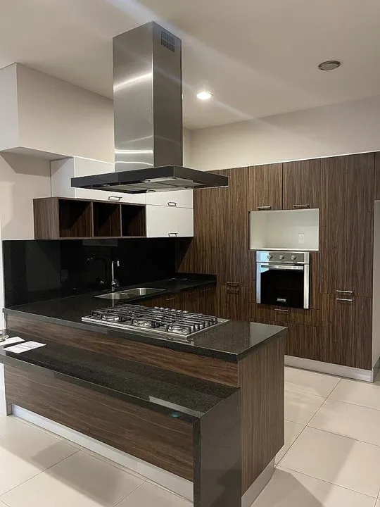 Departamento en dos niveles con terraza privada en RENTA.