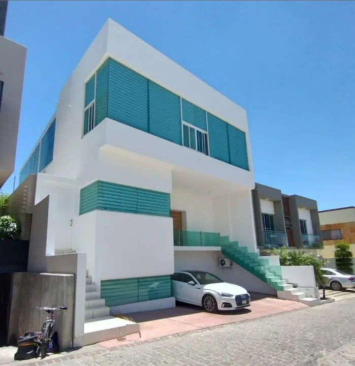 Oportunidad para Remodeladar Casa en venta en Avenida Naciones Unidas, Los Castaños, Zapopan
