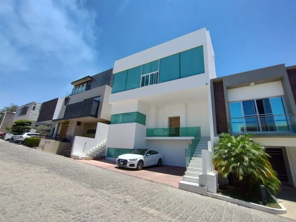 Foto 2 de Oportunidad para Remodeladar Casa en venta en Avenida Naciones Unidas, Los Castaños, Zapopan