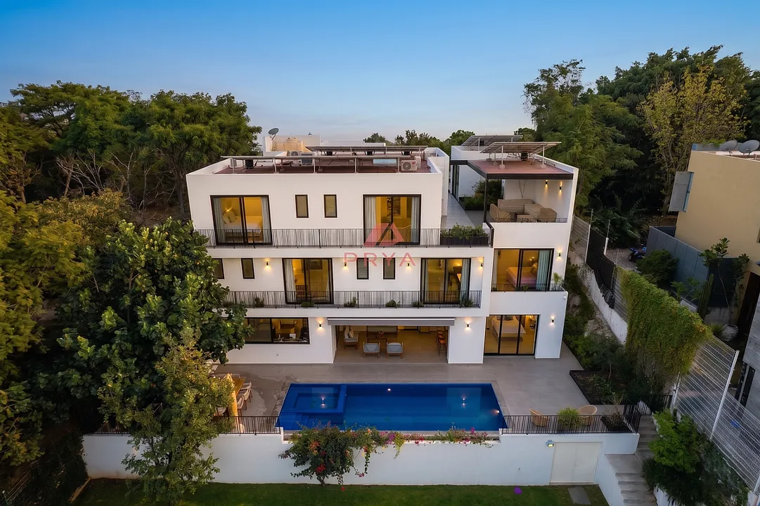 Foto 2 de Casa de Lujo en Venta en Las Cañadas, Zapopan con Cancha de Pickleball y Alberca
