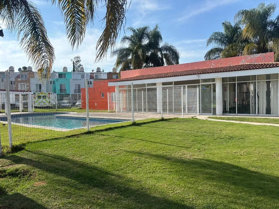 HERMOSA CASA EN CONDOMINIO FRENTE AL PARQUE