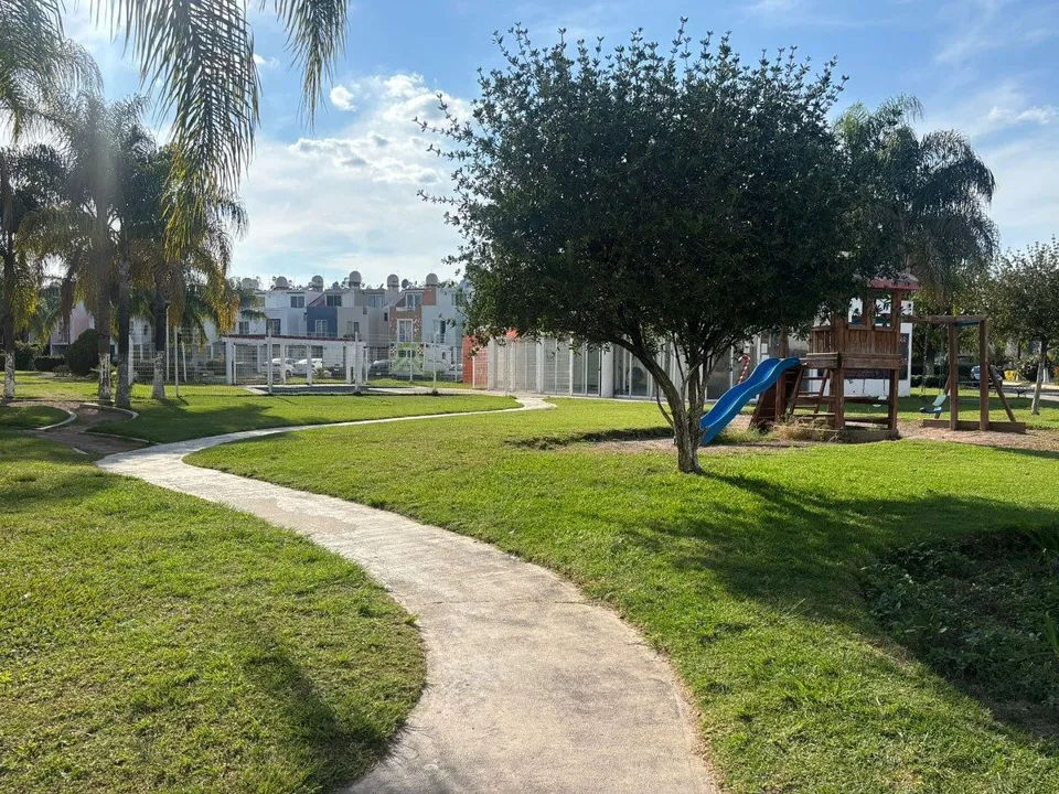 Foto 2 de HERMOSA CASA EN CONDOMINIO FRENTE AL PARQUE