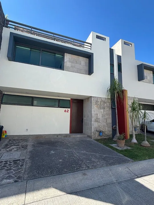 Casa amplia en Renta en Porta Real coto Salerno
