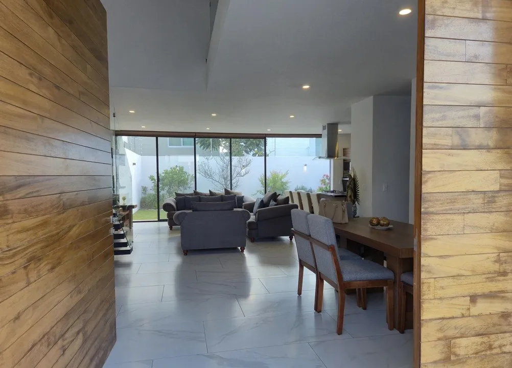Foto 2 de Casa en venta con recámara en planta baja en Bosques de Santa Anita 🌲