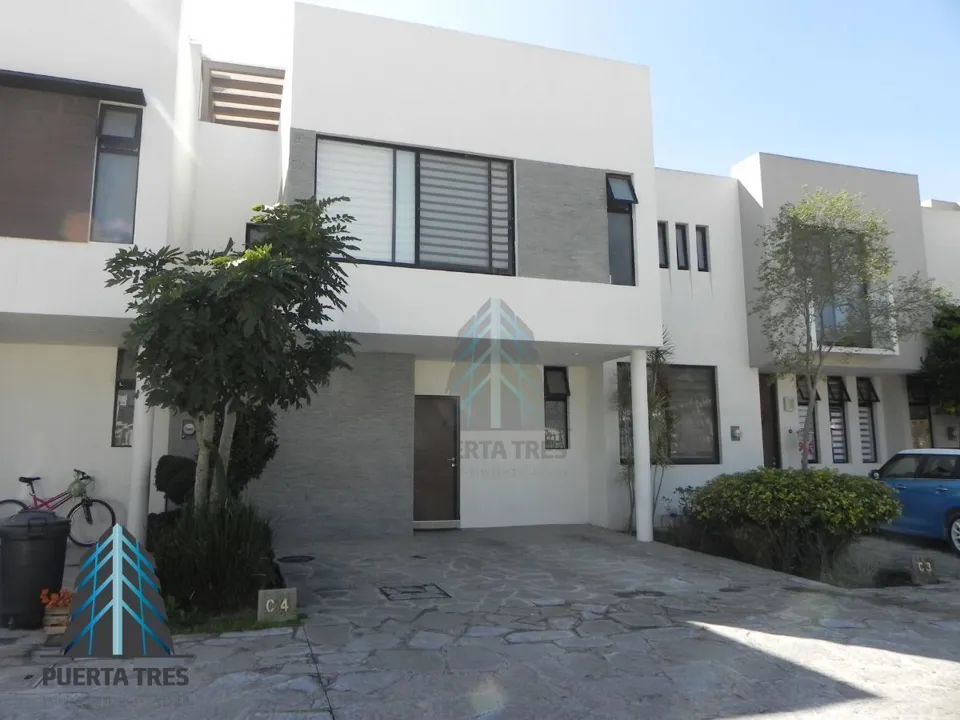 Hermosa Casa de 3 niveles en Santillana Coto 7