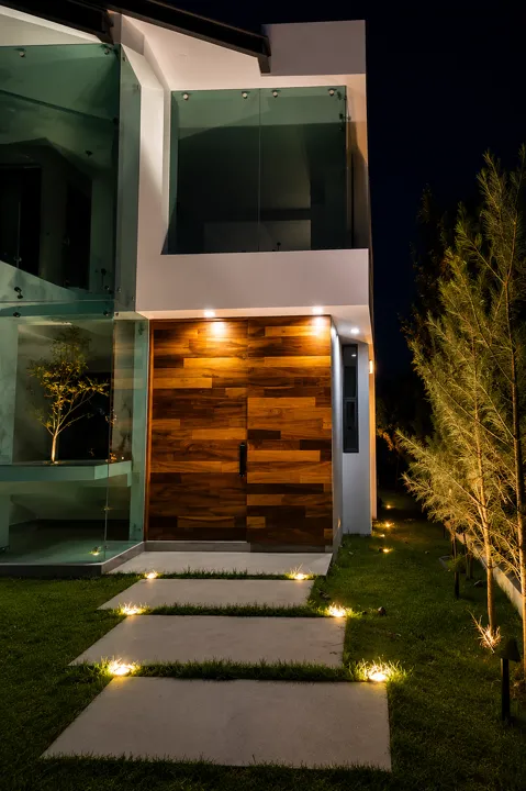 SE RENTA MODERNA CASA EN EL CIELO JUNTO A AREA ARBOLADA