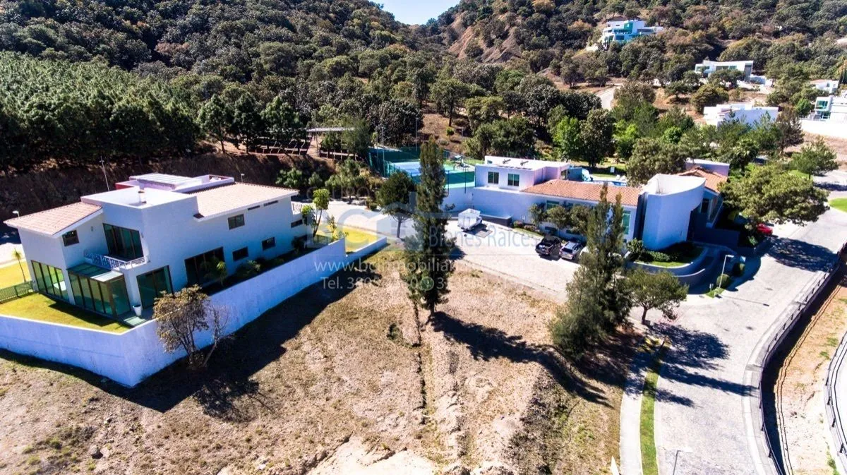 Foto 2 de Terreno en Venta en Diana Natura, 1,097 m², Esquina Frente a Casa Club