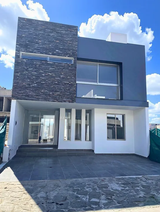 Casa en Renta con Estudio en PB y Roof Garden | Soare II, Solares