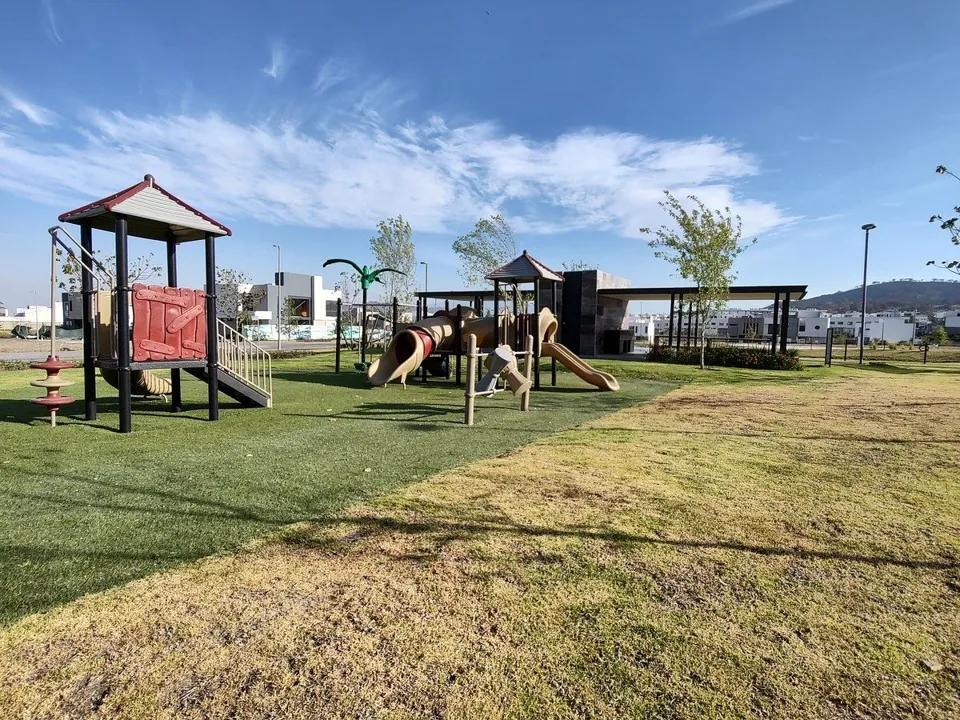 Foto 3 de Casa en RENTA, El Edén, Tlajomulco. Frente a parque y cancha de padel.