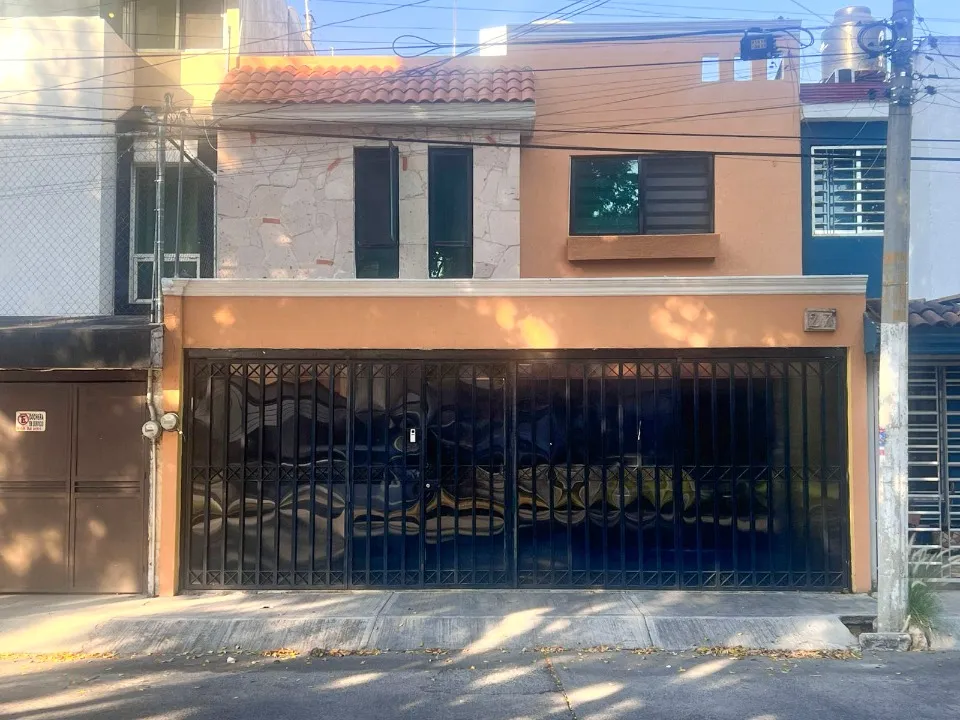 CASA EN VENTA EN COLONIA MONUMENTAL – GUADALAJARA