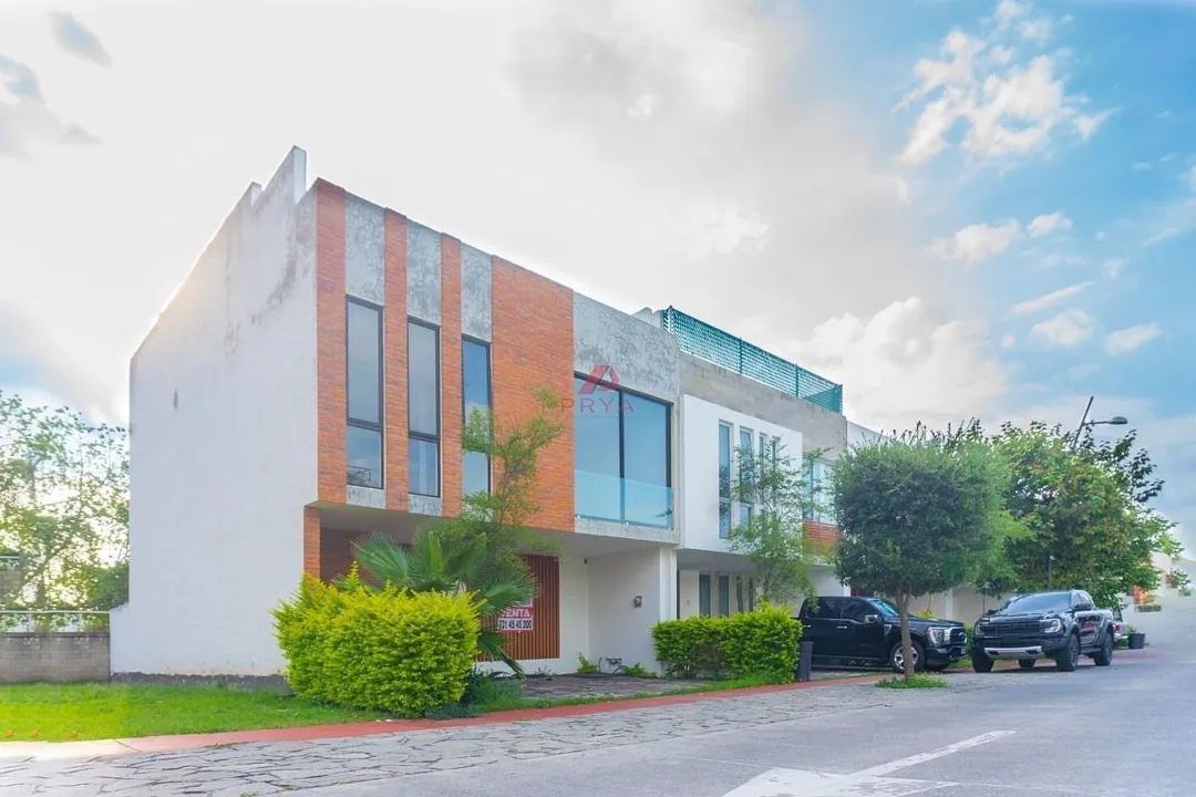 Foto 4 de Casa en venta  en Solares Zapopan , con acabados de parota