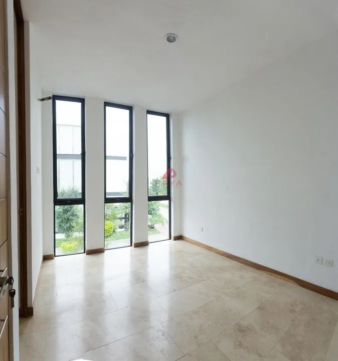 Foto 9 de Casa en venta  en Solares Zapopan , con acabados de parota