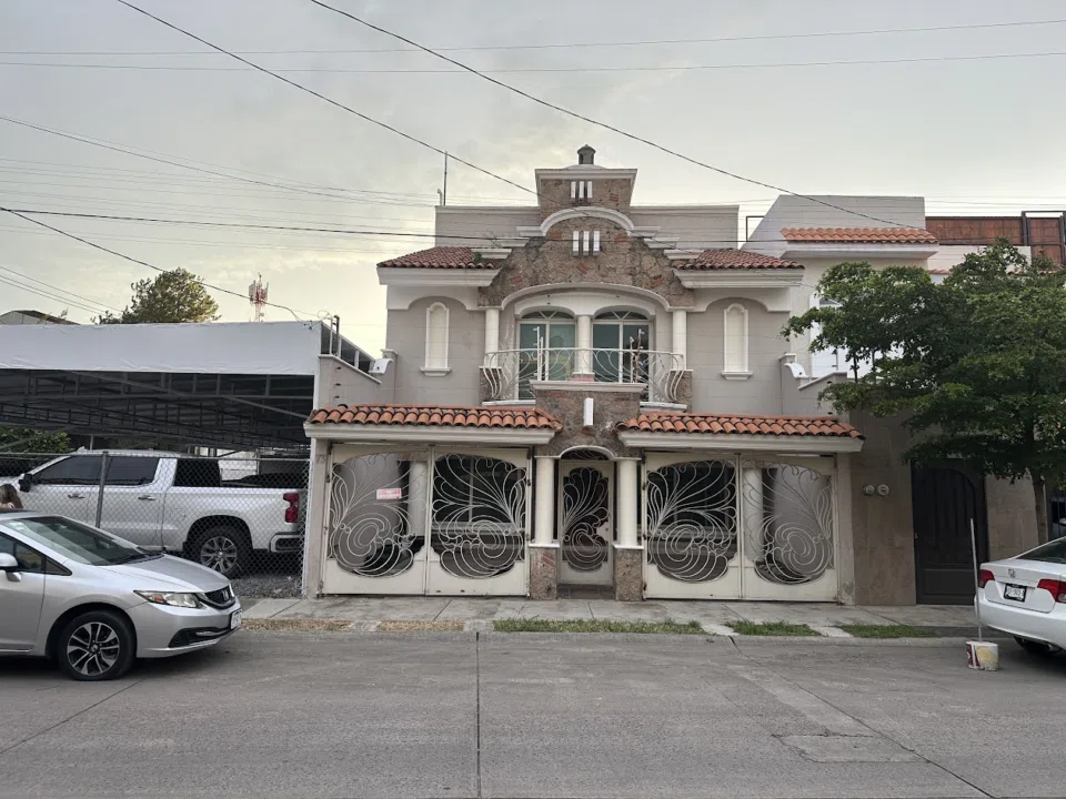 Se vende casa en Fracc. Novelistas en Jardines Vallarta
