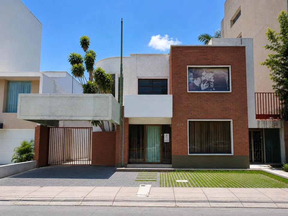 CASA CON USO DE SUELO SOBRE AV. VALLARTA FRENTE A PLAZA SANIA