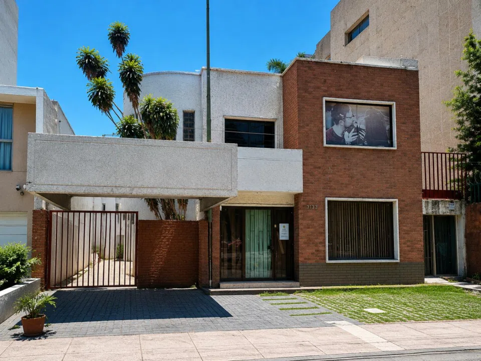 Foto 2 de CASA CON USO DE SUELO SOBRE AV. VALLARTA FRENTE A PLAZA SANIA
